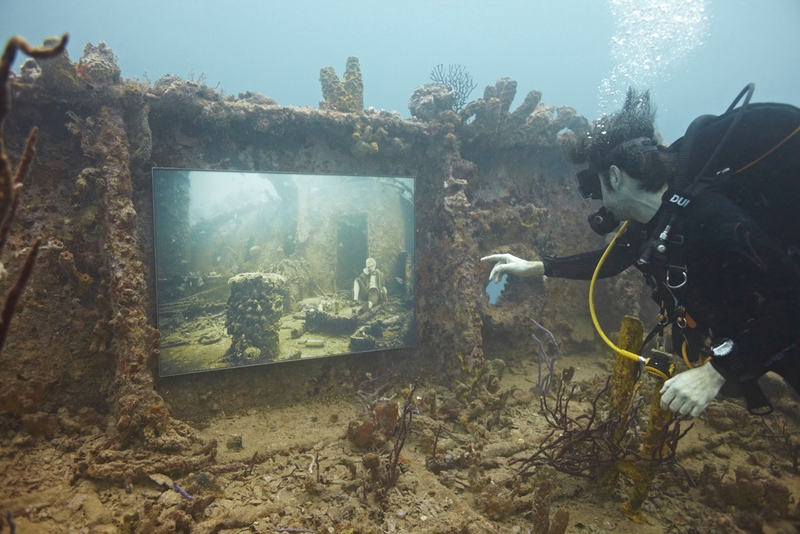 Illustration for article titled The Astonishing Treasures of Underwater Art Galleries